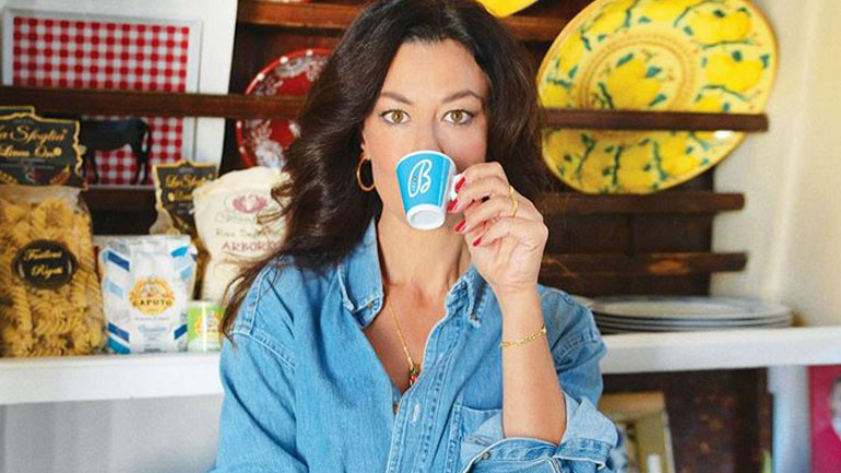 Η Δωροθέα Μερκούρη ποζάρει άβαφη και δηλώνει: «Μου πήρε 47 χρόνια να το κάνω»