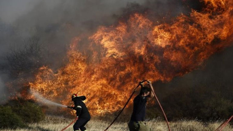 Φωτιά στην κοινότητα Πάχνας της επαρχίας Λεμεσού – Εκκενώνονται κατοικίες