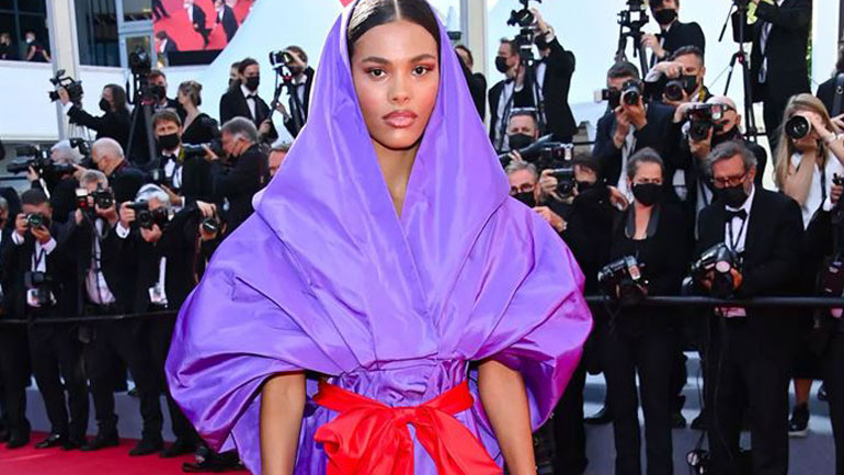 Η αντισυμβατική εμφάνιση της Tina Kunakey στο Φεστιβάλ Καννών που συζητήθηκε