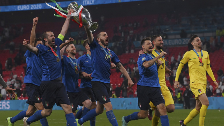 Αποθέωση από τον ιταλικό Τύπο στην «σκουάντρα ατζούρα» για την κατάκτηση του Euro!