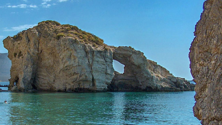 Πρόσκρουση φορτηγού πλοίου με 12 άτομα πλήρωμα σε βραχονησίδα των Κυθήρων