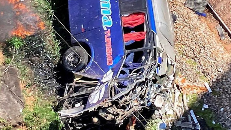 Βολιβία: Τουλάχιστον 24 νεκροί από πτώση λεωφορείου σε χαράδρα