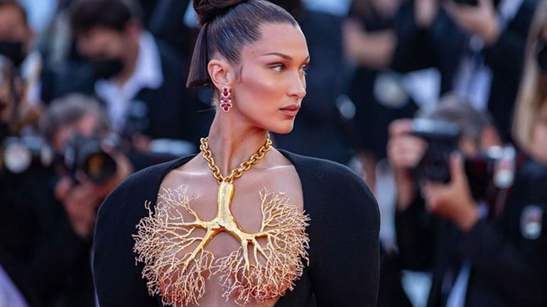 Η εμβληματική εμφάνιση της Bella Hadid στις Κάννες με κόσμημα Schiaparelli να καλύπτει το μπούστο της