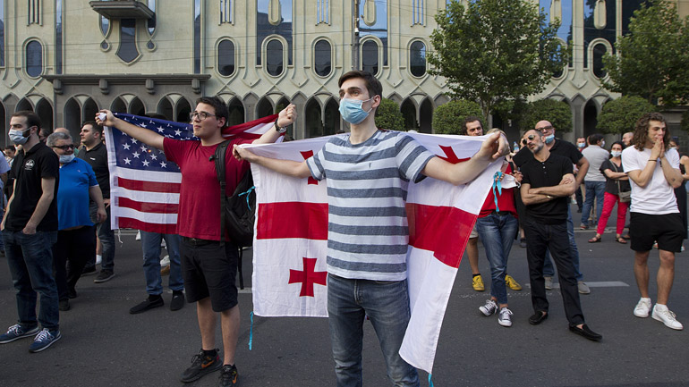 Γεωργία: Σκηνές χάους στο κοινοβούλιο – Η αντιπολίτευση ζητεί την παραίτηση του πρωθυπουργού