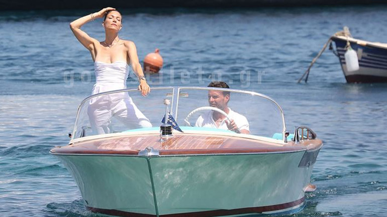 Βίκυ Καγιά: Η total white εμφάνιση στη Μύκονο και το χειροφίλημα του Ρέμου