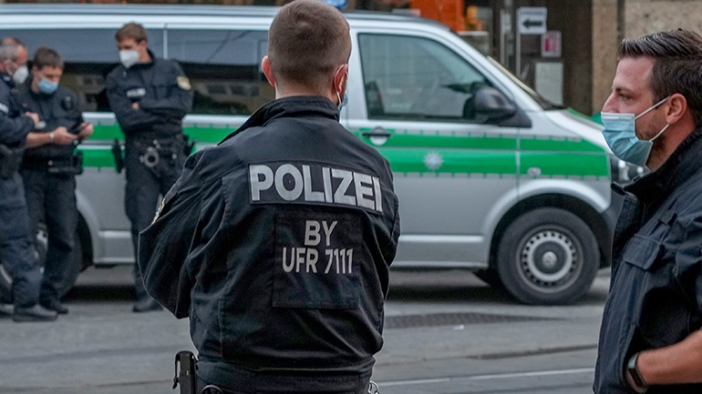 Γερμανία: Eπιβάτιδα αρνήθηκε να φορέσει μάσκα σε αεροπλάνο και δάγκωσε αστυνομικό