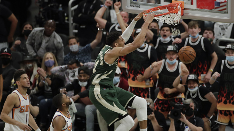 Ο Γιάννης Αντετοκούνμπο γράφει ιστορία στο ΝΒΑ