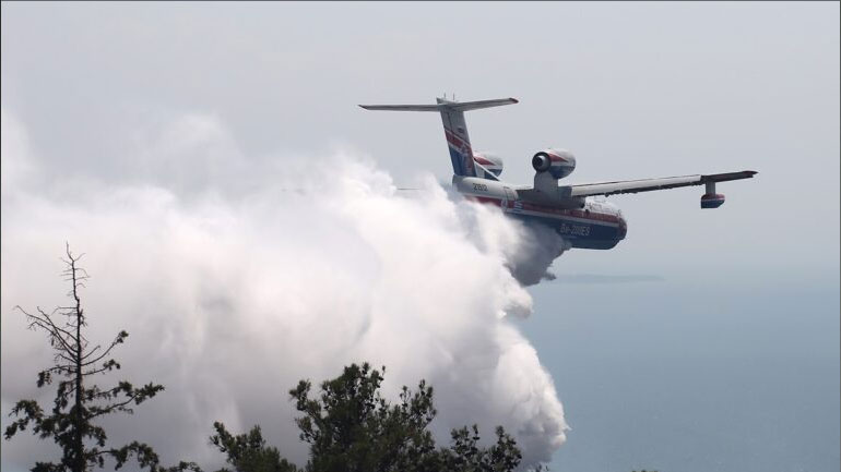 Εντυπωσιακές εικόνες από την κατάσβεση της φωτιάς στο Σέιχ Σου με το ρωσικό Beriev-200