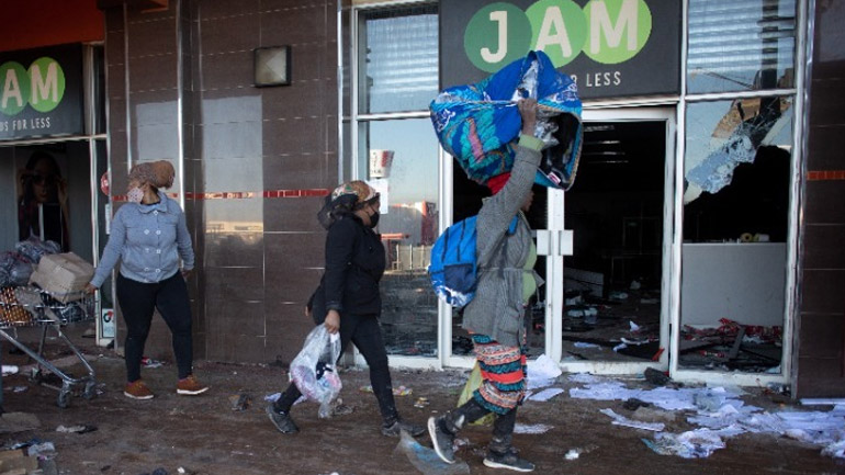 Νότια Αφρική: Περισσότερες από 1.750 συλλήψεις για τις ταραχές – Ανεστάλησαν οι εμβολιασμοί