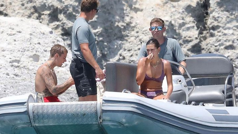 Hailey και Justin Bieber: Νέες φωτογραφίες από τις βουτιές τους στα νερά της Μήλου