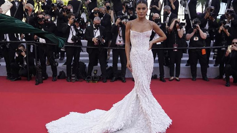 Η glamorous εμφάνιση της Camila Coelho στο Φεστιβάλ των Καννών