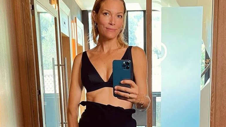 Η Βίκυ Καγιά μας δείχνει πώς να προσθέσουμε λάμψη σε ένα μονόχρωμο look