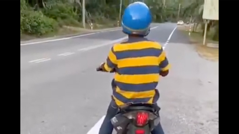 Άνδρας δοκιμάζει το καινούριο μηχανάκι Άνδρας δοκιμάζει το καινούριο μηχανάκι