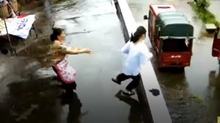 Μητέρα σώζει την κόρη της από πτώση 