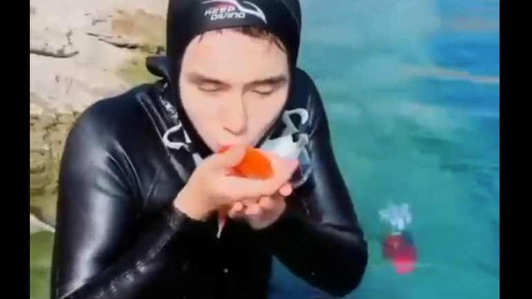 Δύτης παίζει με ένα ψάρι