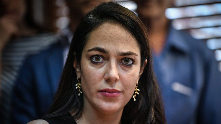 Δόμνα Μιχαηλίδου: Καμία σύνδεση μεταξύ άδειας άνευ αποδοχών λόγω μη εμβολιασμού με απόλυση