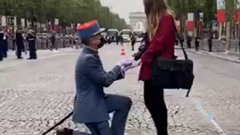 Γαλλία: Στρατιώτης έκανε πρόταση γάμου στην αγαπημένη του στην παρέλαση για τη Βαστίλη