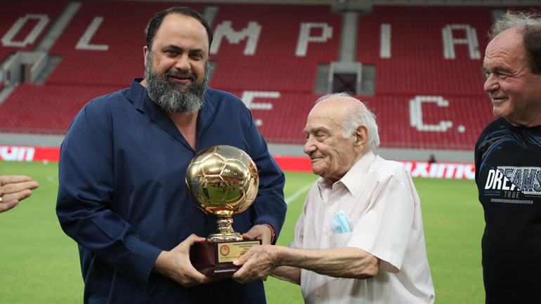 Βράβευση Μαρινάκη από τους παλαίμαχους του Ολυμπιακού