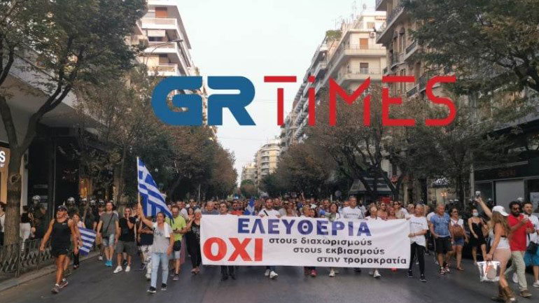 Πορεία κατά των εμβολιασμών σε Θεσσαλονίκη και Πάτρα