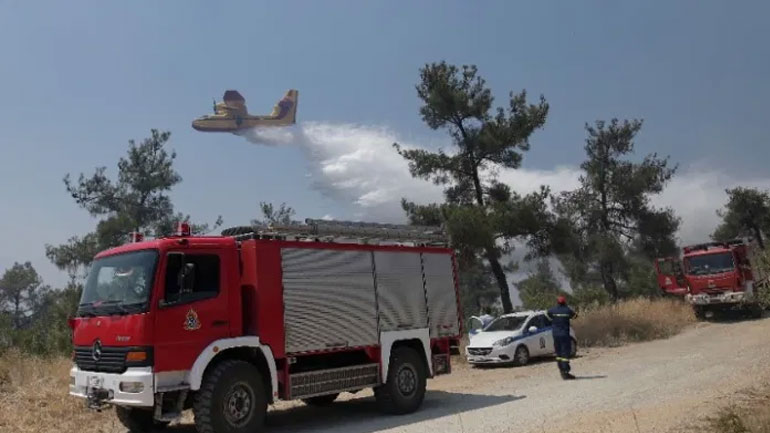 Σε ολονύκτια επιφυλακή η Πυροσβεστική μετά τη φωτιά στο Σέιχ Σου