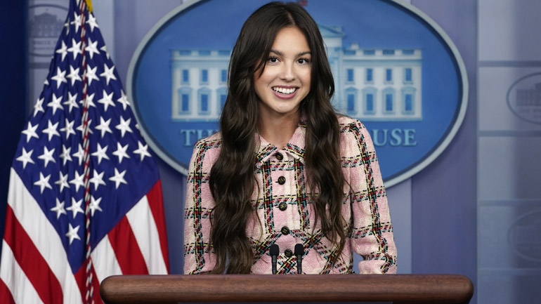 Η ποπ σταρ Ολίβια Ροντρίγκο στον Λευκό Οίκο για να ενθαρρύνει τον εμβολιασμό των νέων