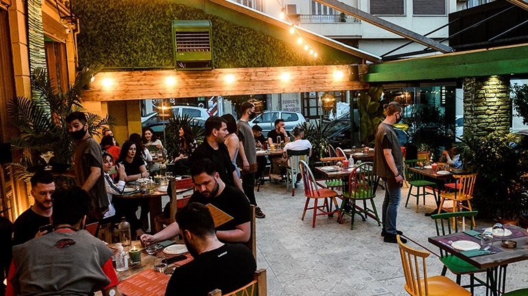Νέα μέτρα στην εστίαση – Τι θα ισχύσει από αύριο για τους εσωτερικούς χώρους