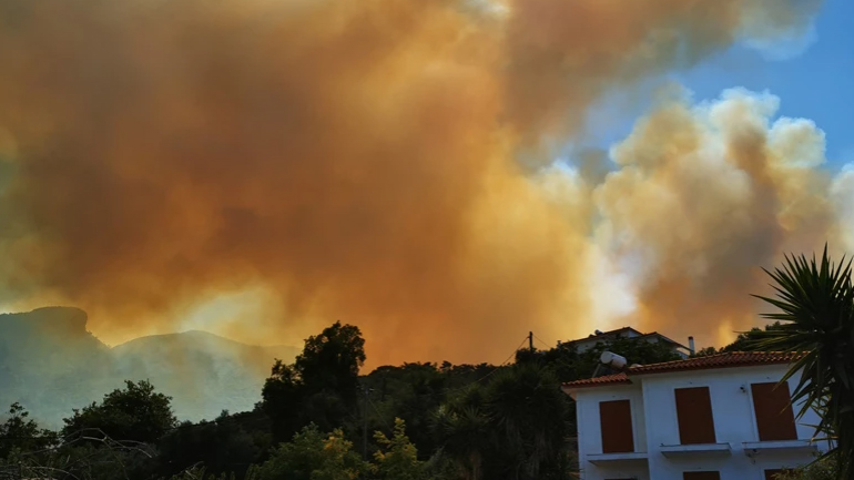 Μεγάλη πυρκαγιά σε δασική έκταση στη Σάμο