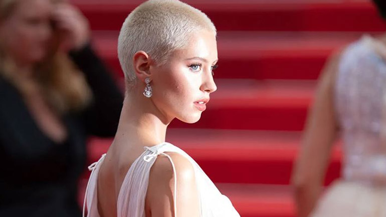 Με grecian chic look στο κόκκινο χαλί των Καννών η Iris Law