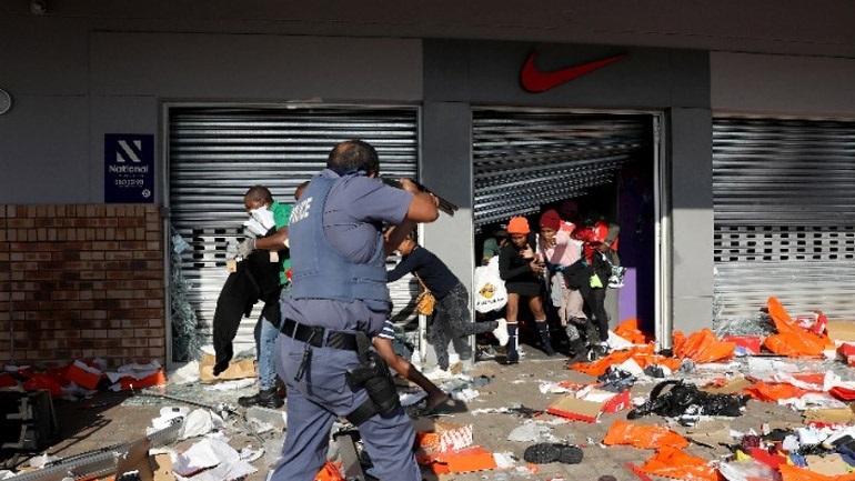 Νότια Αφρική: “Η βία υποκινήθηκε και σχεδιάστηκε”