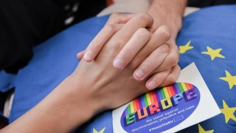 Η Κομισιόν κινεί διαδικασίες κατά Ουγγαρίας και Πολωνίας για τα δικαιώματα των ΛΟΑΤΚΙ