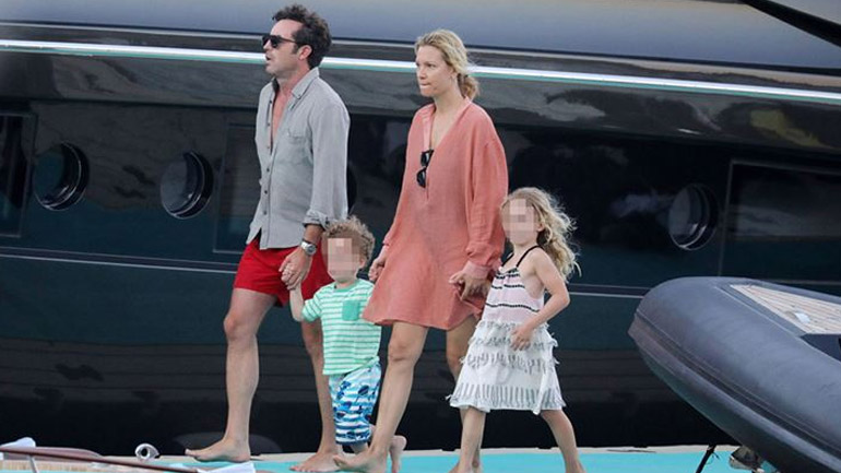 Βίκυ Καγιά – Ηλίας Κρασσάς: Στιγμές ξεγνοιασιάς με τα παιδιά τους στη Μύκονο