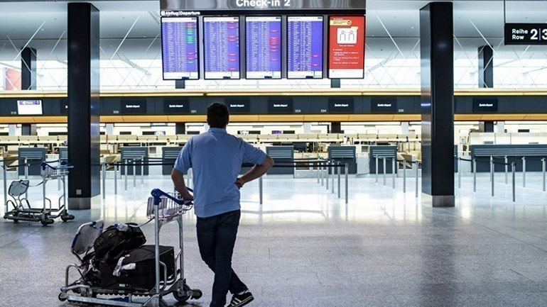 Το Λονδίνο εξετάζει να προσθέσει τη Γαλλία στην «κόκκινη λίστα» ταξιδιών