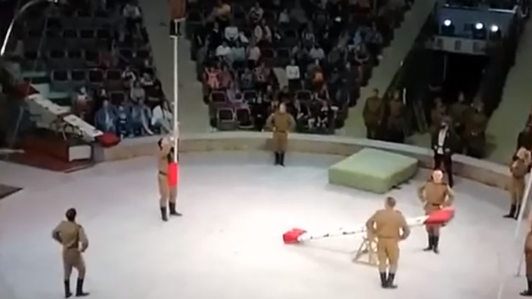 Ακροβάτες κάνουν ένα εντυπωσιακό νούμερο