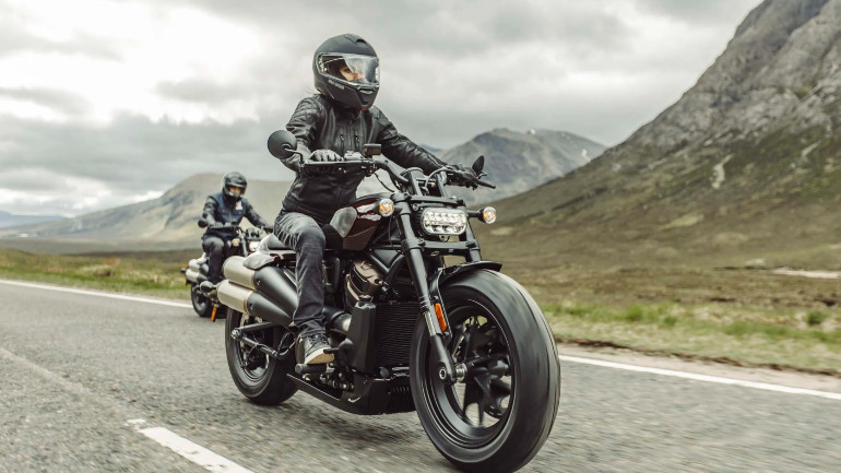 LED φωτιστικό σώμα εμπρός και TFT οθόνη πληροφοριών προσφέρουν μοντέρνα αισθητική στο Sportster S.