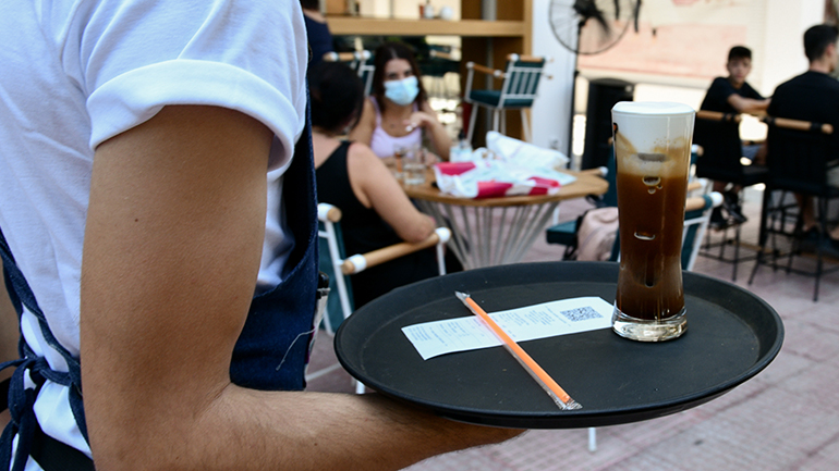 Κύπρος: Μόνο καθήμενοι θαμώνες στους χώρους εστίασης