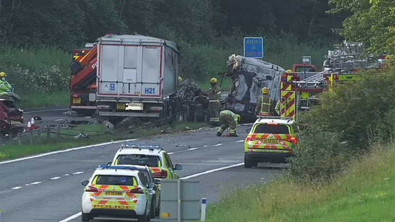Νταλίκα στη Βρετανία έπεσε πάνω σε αυτοκίνητα και εξερράγη – Φόβοι για πολλούς νεκρούς