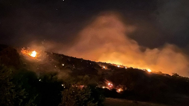 Μεγάλη φωτιά απείλησε σπίτια στα Πρεβελιανά Ηρακλείου