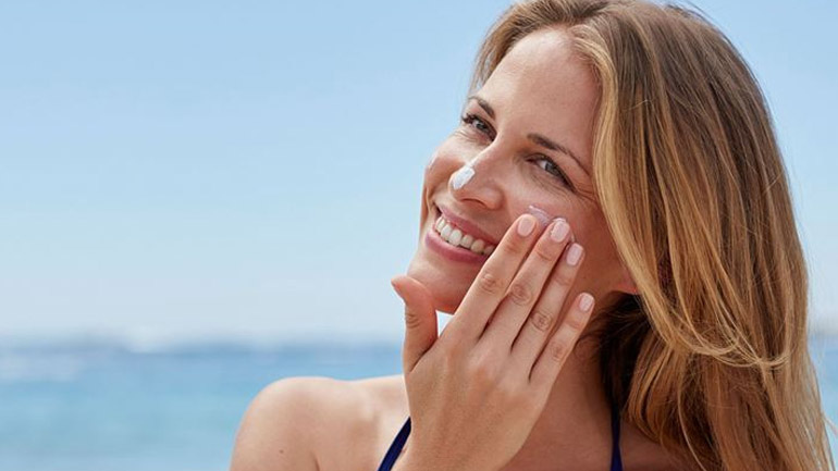 Πόσο αντηλιακό πρέπει να εφαρμόζετε καθημερινά στην επιδερμίδα σας;