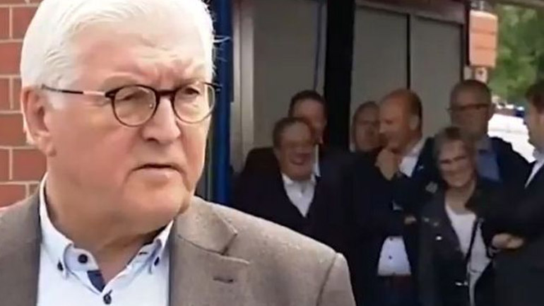 Γερμανία: Ο Λάσετ εμφανίζεται να γελάει ενώ ο  Σταϊνμάιερ εκφράζει τη θλίψη του για τα θύματα