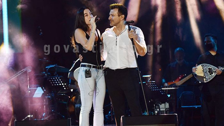 Γιάννης Πλούταρχος: Τραγούδησε μαζί με την κόρη και τον γιο του στη συναυλία του