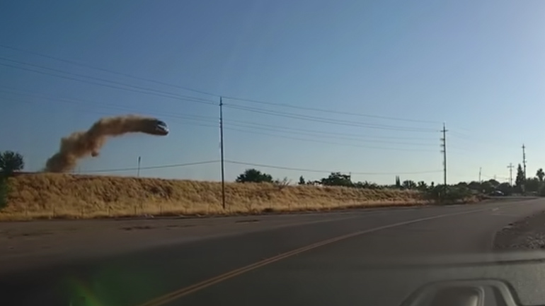 Αυτοκίνητο προσγειώνεται σε αυτοκινητόδρομο