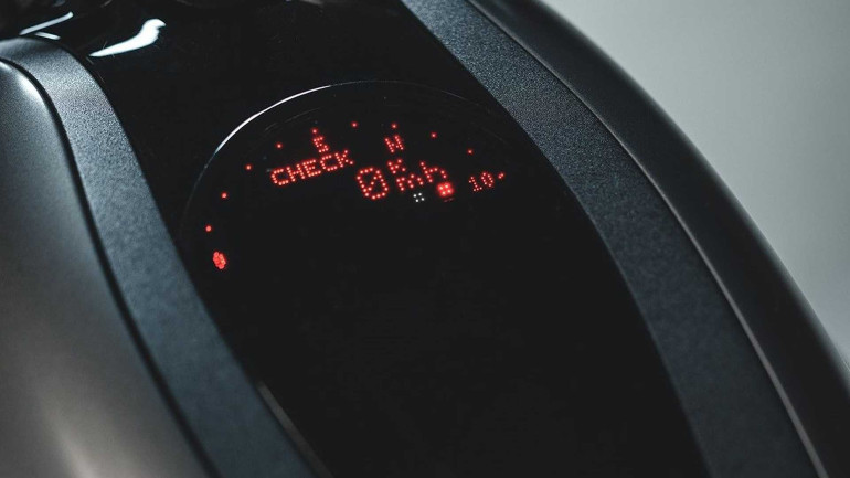 Το όργανο πληροφοριών είναι κρυμμένο μέσα στο αλουμινένιο κάλυμμα.