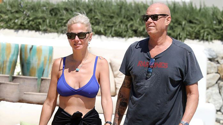 Η Χριστίνα Κοντοβά φωτογραφίζει τον Τζώνη Καλημέρη με την μικρή Ada