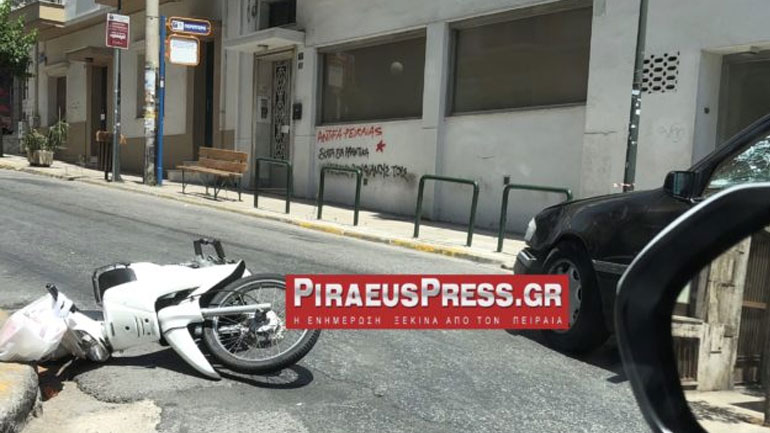 Τροχαίο με μηχανάκι και ΙΧ στα Μανιάτικα του Πειραιά