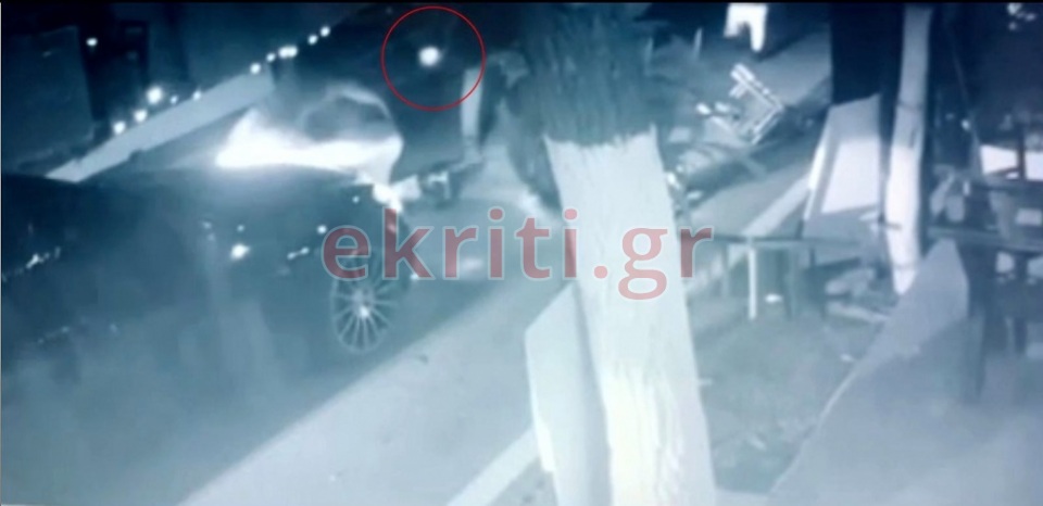 Η στιγμή του ενός από τους πυροβολισμούς που έπεσαν