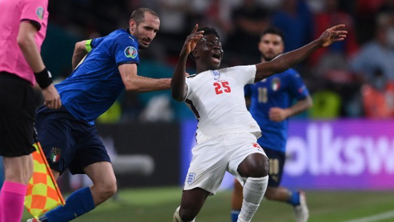 Euro 2020: Ιταλός οπαδός έκανε τατουάζ την ανατροπή του Σακά από τον Κιελίνι