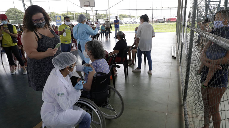 Ο εμβολιασμός κατά της Covid-19 εμφανίζει τα πρώτα του αποτελέσματα στη Βραζιλία