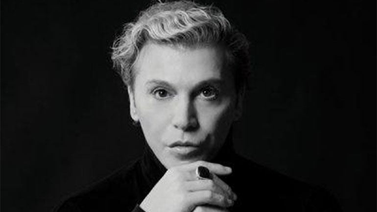 Ο Τάκης Ζαχαράτος υπογράφει το πρώτο του βιβλίο στον Ιανό της Αθήνας