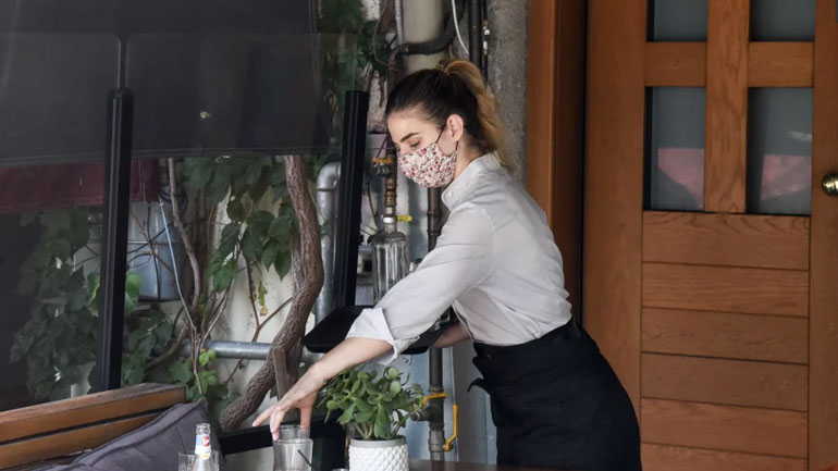 Υποχρεωτικός έλεγχος από σήμερα στους μη εμβολιασμένους εργαζόμενους σε εστίαση και τουριστικές επιχειρήσεις