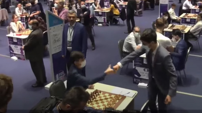 Η πιο παράξενη χειραψία μεταξύ δύο σκακιστών